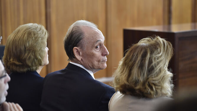 Lopera mira atrás durante una de las sesiones del juicio