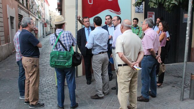 Juan Carlos Cabrera y otros representantes del Ayuntamiento, conversando con vecinos y comerciantes del Pumarejo.