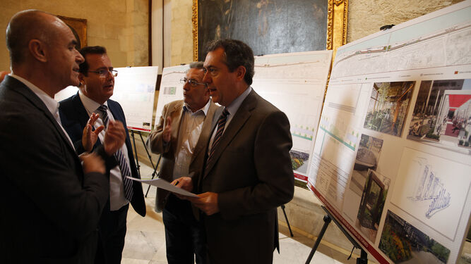 El alcalde junto a Cabrera y Muñoz durante la presentación del proyecto