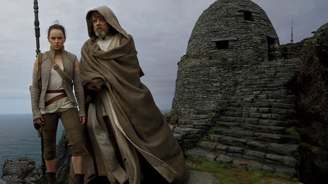 Daisy Ridley y Mark Hamill, en una imagen de 'Star Wars: El último Jedi'.