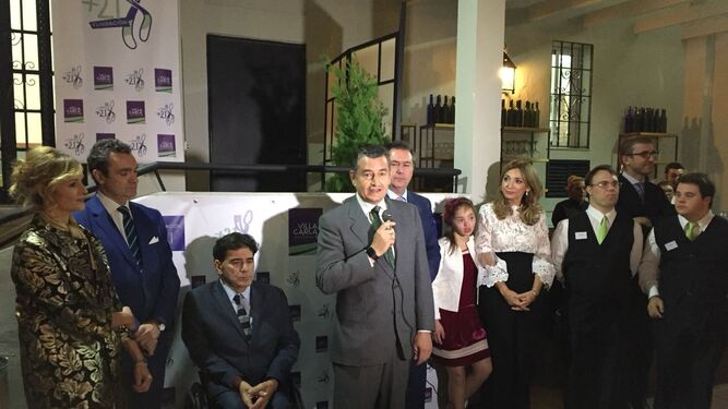 Intervención de Antonio Sanz, junto al alcalde y la presidenta de la fundación, entre otras personalidades y alumnos.