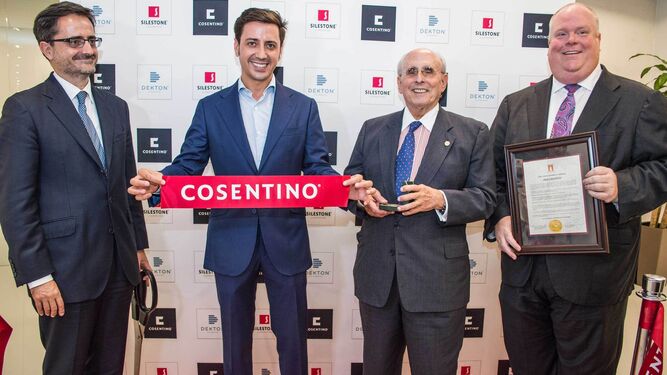 Eduardo Cosentino, CEO de Cosentino Norteamérica -segundo por la izquierda-, en la inauguración de la sede de Miami.