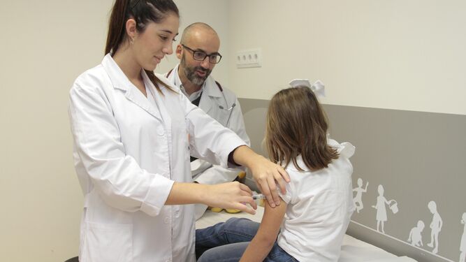 Una menor es vacunada en un centro sanitario. / VÍCTOR RODRÍGUEZ