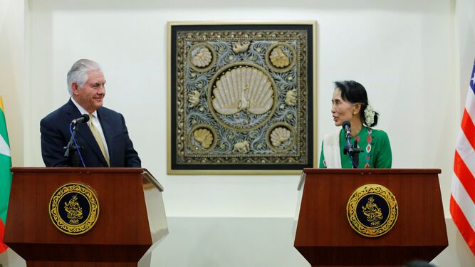 El secretario de Estado de EEUU, Rex Tillerson, y la jefa del Gobierno birmano, Aung San Suu Kyi (d), ayer en Naipyidó.