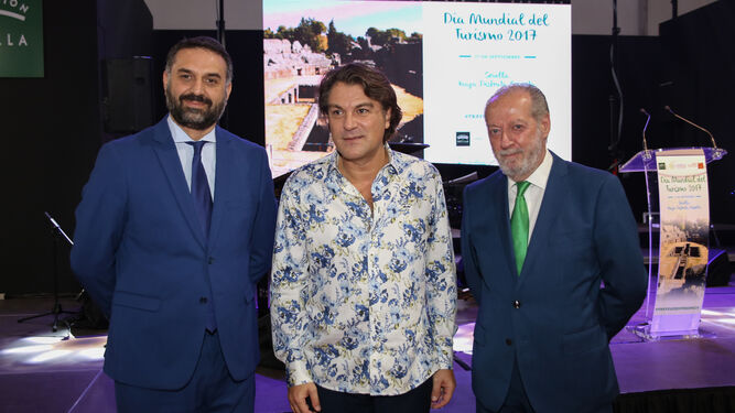 El presidente de la Diputación y el consejero de Turismo junto a Dorantes.