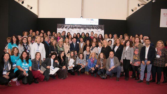 El presidente de la Diputación de Sevilla, ayer con las participantes en la Feria Provincial de Mujeres Empresarias.