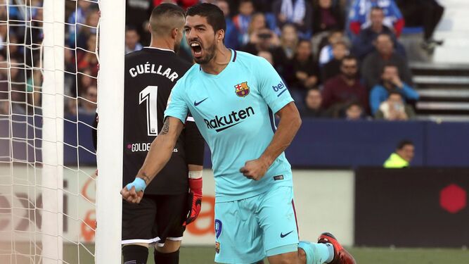 Luis Suárez celebra su primer tanto.