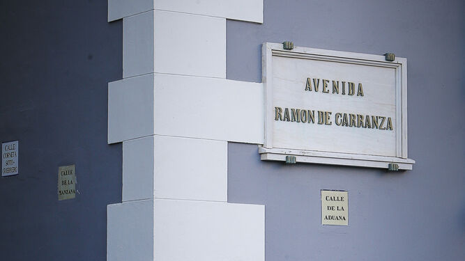 Rótulo de la avenida con el nombre de Ramón de Carranza.