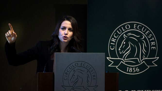 La candidata de C's a la Presidencia de la Generalitat, Inés Arrimadas, durante una conferencia-coloquio ayer en Madrid.