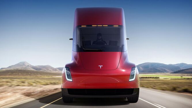 Tesla busca revolucionar el transporte con un camión eléctrico y semiautónomo