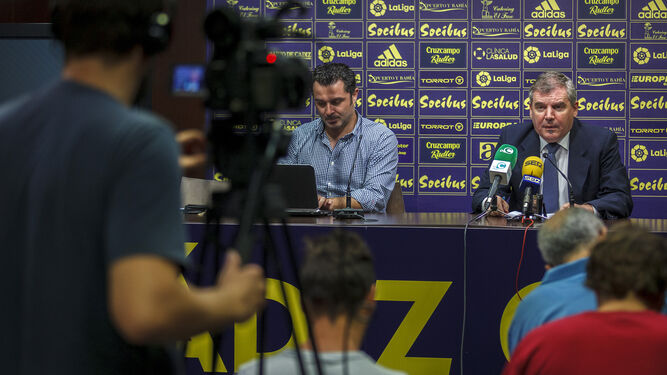 El presidente del Cádiz, Manuel Vizcaíno, en una rueda de prensa.