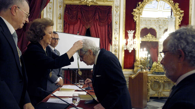 El arquitecto Rafael Manzano, en el momento de recibir la medalla como nuevo académico de la Real Academia de Bellas Artes de Cádiz.