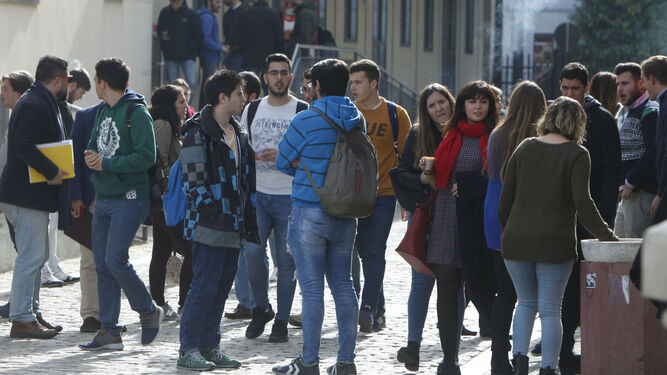 alumnos en el campus de pirotecnia de la Universidad de Sevilla.