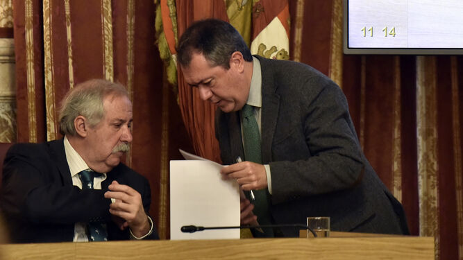 El interventor del Ayuntamiento de Sevilla y el alcalde, Juan Espadas, ayer.