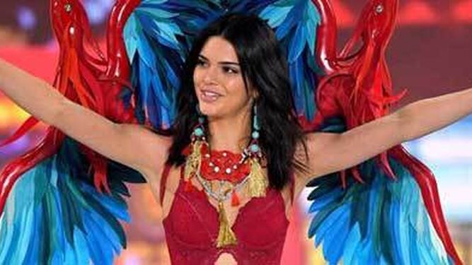 En 2016 Kendall Jenner fue uno de los ángeles del desfile de Victoria's Secret, al que este año no ha podido asistir. / AGENCIAS