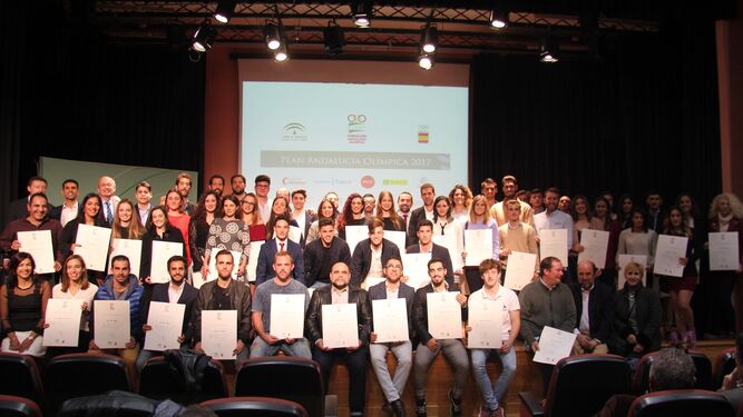 Los deportistas y técnicos becados por la Fundación Andalucía Olímpica, en la sede territorial de la ONCE en Sevilla.