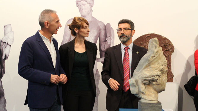 El consejero de Cultura, Miguel Ángel Vázquez, inauguró  la muestra junto a la directora del Arqueológico, Ana Navarro, y el comisario Juan Manuel Cortés.