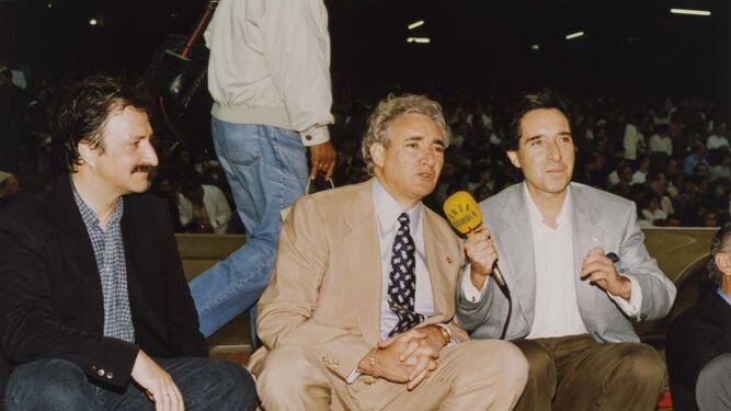 Luis del Olmo en los años 90 entre Paco Lobatón e Iñaki Gabilondo.