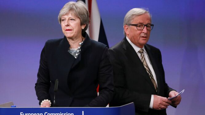 La primera ministra británica, Theresa May, y el presidente de la Comisión Europea, Jean-Claude Juncker, antes de la rueda de prensa de ayer en Bruselas.