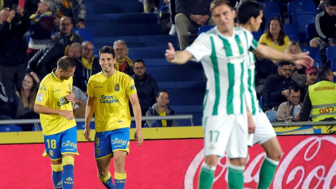 Joaquín, al lado de Mandi, se lamenta del gol de Calleri, al fondo con Javi Castellano.
