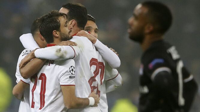 Mercado, Pareja, Rami y Kranevitter se abrazan al acabar el partido en Lyon.