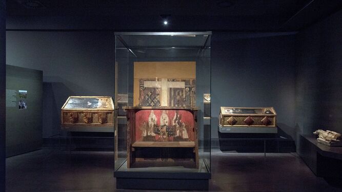 Vista de las cajas sepulcrales y trono de Blanca de Aragón y Anjou en el Museo Diocesano de Lleida, donde se encuentran las 44 piezas.