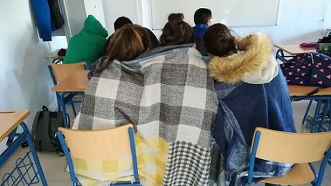 Clases "con abrigos, guantes en un instituto Pino Montano