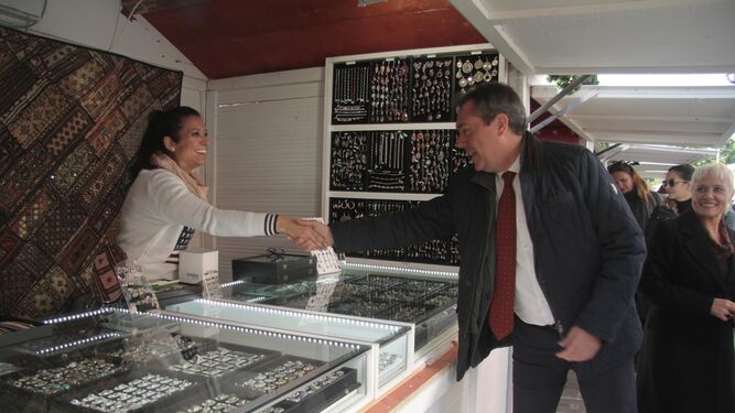 El alcalde, Juan Espadas, saluda a una de las artesanas, ayer.