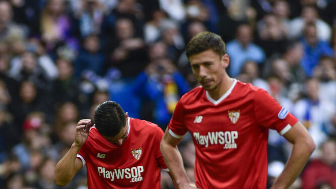 Nolito y Lenglet se lamentan tras uno de los cinco goles del Real Madrid.