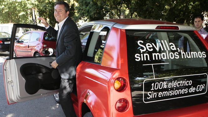 Espadas bajándose del vehículo eléctrico en el que se movió por Sevilla en la campaña electoral de 2010.