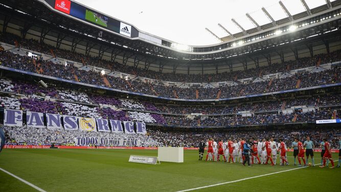 Los equipos de Sevilla y Real Madrid se saludan bajo la inmensidad del Santiago Bernabéu antes del partido del pasado sábado.