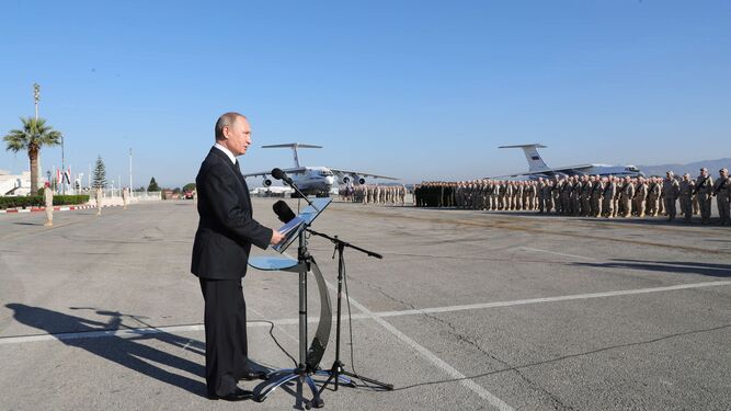 El presidente ruso, Vladimir Putin, pronuncia un discurso durante su visita ayer a la base aérea siria de Hamaimim.