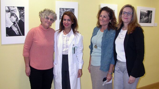 La fotógrafa y enfermera Isabel Orta, acompañada de Silvia Calzón, Mª Ángeles Fernández y Lidia Ferrera, en la apertura de la exposición.