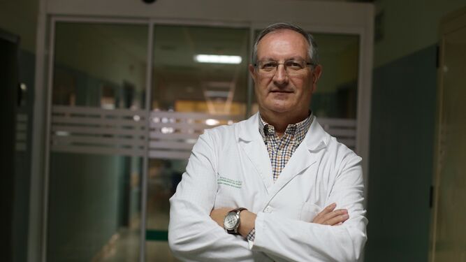 El doctor Francisco Márquez, en el Hospital Macarena.