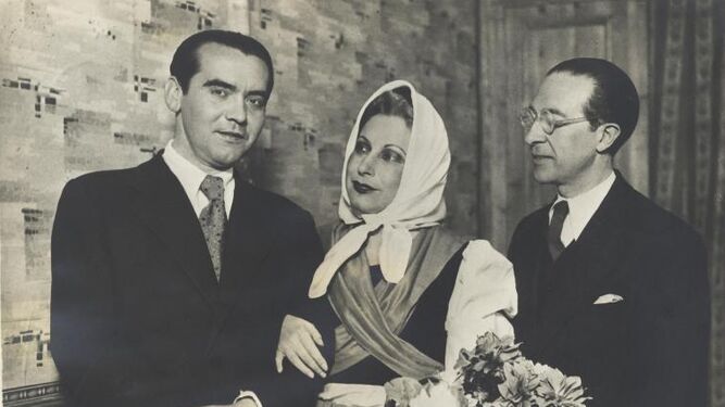 Lorca, Margarita Xirgu y Cipriano Rivas Cherif tras el estreno de 'Yerma' en Valencia en 1935.
