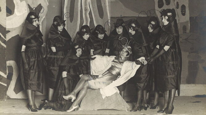 Escena de 'El maleficio de la mariposa', en el teatro Eslava de Madrid, en 1920.