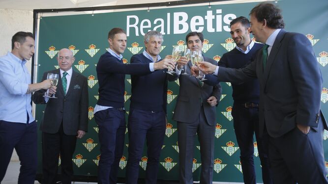 Los capitanes del Betis y Quique Setién brindan Serra Ferrer, Ángel Haro y José Miguel López Catalán.