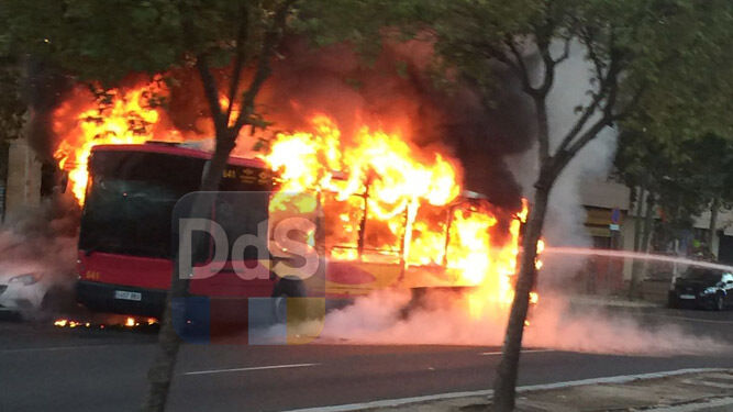 El autobús en llamas en la avenida Concejal Jiménez Becerril