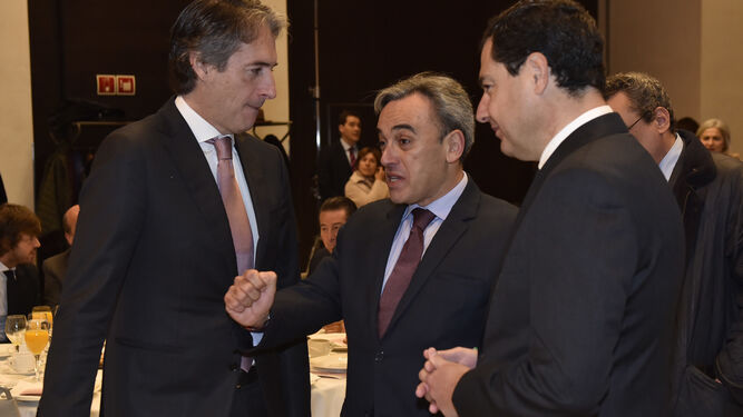 El ministro de Fomento con Manuel Contreras Caro y Juanma Moreno.