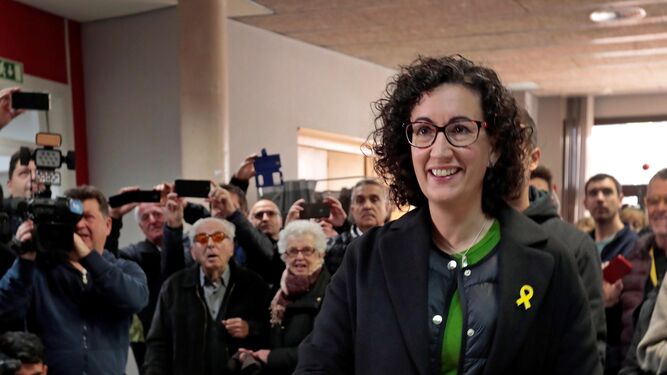 La candidata por ERC, Marta Rovira, ejerciendo su voto en Vic