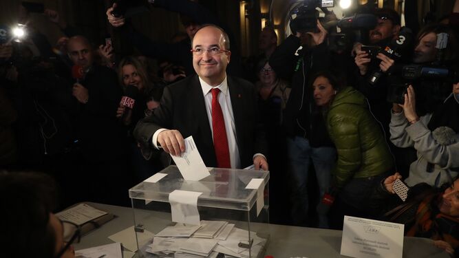 El líder del PSC Miquel Iceta, en el momento de votar en su colegio electoral de Barcelona