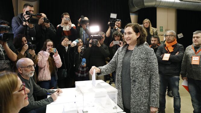 La alcaldesa de Barcelona, Ada Colau, deposita su voto