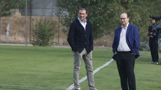 El director deportivo, Óscar Arias, junto al presidente, José Castro, en un entrenamiento.