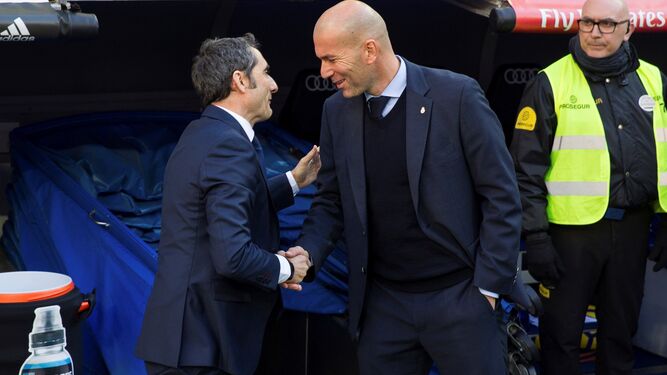 Ernesto Valverde y Zinedine Zidane se saludan antes del partido.