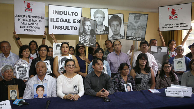 Familiares de las víctimas de las matanzas por las que fue condenado Fujimori, el miércoles en Lima.