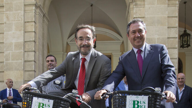 El consejero López y el alcalde, Espadas, en su primer encuentro en 2015.