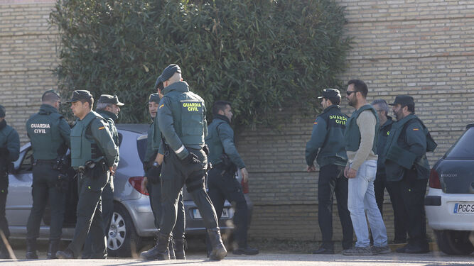 Agentes de la Guardia Civil, tras la intervención en el chalé del empresario Joaquín Henares, en la carretera de Mairena a Almensilla.