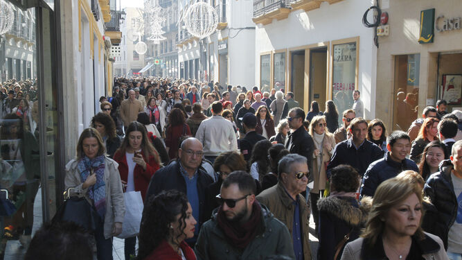La calle Tetuán de Sevilla, llena de personas.