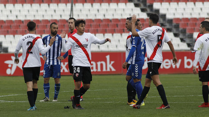 Los jugadores del Sevilla 'chico' celebran su triunfo ante el Lorca en casa.