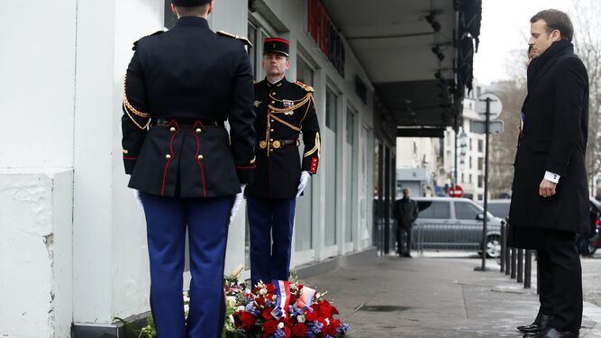 El presidente francés, Emmanuel Macron, rinde homenaje a las víctimas de los yihadistas.